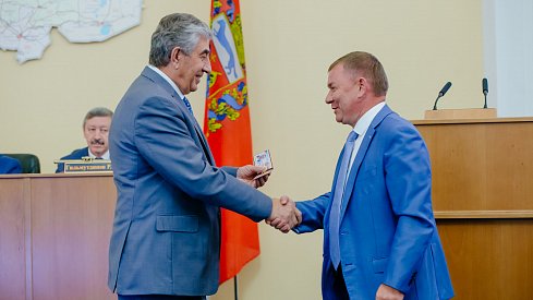 Сергей Аверкиев получил удостоверение и значок депутата ЗС